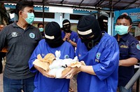Tersangka menunjukkan barang bukti sabu.