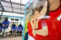 Para tersangka terus menunduk saat dihadirkan dalam pemusnahan barang bukti.
