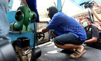 Barang bukti dimasukkan ke alat pemusnah sabu.