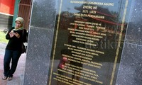 Sebuah dinding granit tertulis autobiografi Laksamana Cheng Hoo. Dalam sejarahnya pada tahun 1401 Laksamana Cheng Hoo alias Sam Poo Tay Djien dari China merapatkan kapalnya di Pulau Jawa, tepatnya di pantai Semarang. Konon, Laksamana Hoo memerintahkan anak buahnya untuk mendirikan bangunan ini.