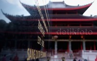 Bangunan ini memiliki perbedaan dengan klenteng lainnya, awalnya bangunan ini dijadikan sebagai masjid. Klenteng Sam Poo Kong merupakan bangunan tunggal beratap susun.