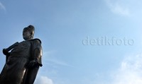 Patung Sam Poo Tay Djien menghiasi halaman tengah klenteng. Patung setinggi 2 meter yang merupakan sumbangan dari pemerintah China itu baru dipugar dan diresmikan Juli 2011 lalu.
