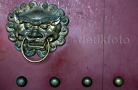 Salah satu ornamen yang terdapat di pintu gerbang klenteng.