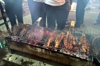 Menu yang disajikan tidak jauh-jauh dari bebakaran, mulai dari sate kambing, sate ayam, sate ampela, dan ikan kerapu bakar.