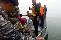 Korban bertahan di eceng gondok di kawasan Onan Baru. Pool/Dok. Dispen Marinir.