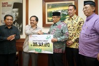 Zakat tersebut secara simbolis diterima oleh Ketum PBNU Said Aqil Siroj.