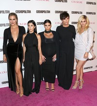 Tak hanya berdua, mereka juga hadir bersama Kourtney Kardashian, Kris dan Kylie Jenner. Frederick M. Brown/Getty Images/detikFoto.