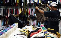 Pengunjung melihat-lihat pakaian impor bekas yang dijual di kawasan Senen, Jakarta Pusat, Selasa (13/10/2015). Pool/Alfathir Yulianda/detikFoto.