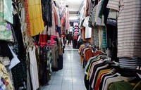 Merajalelanya pakaian impor bekas ini termasuk salah satu penyebab banyaknya pabrik garmen tutup. Pool/Alfathir Yulianda/detikFoto.