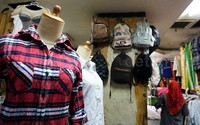 Produk impor ilegal ini mulai dari jaket, kaos, tas, gaun hingga jas. Pool/Alfathir Yulianda/detikFoto.