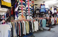 Merajalelanya pakaian impor bekas ini akan mematikan produsen dalam negeri termasuk produsen garmen atau pakaian jadi. Pool/Alfathir Yulianda/detikFoto.