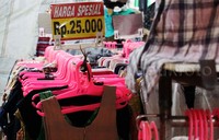 Harga pakaian impor bekas ini bervariasi, mulai dari Rp 5.000 hingga Rp 25.000. Pool/Alfathir Yulianda/detikFoto.