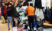 Pengunjung memilih pakaian impor bekas di kawasan Senen, Jakarta. Pool/Alfathir Yulianda/detikFoto.
