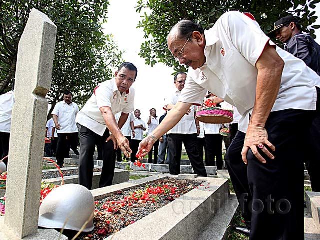 KONI Pusat Ziarah ke TMP Kalibata