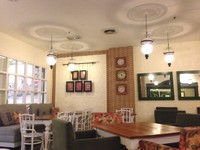 Street Bistro berlokasi di Restaurant Row Pondok Indah Mall 2. Restoran memiliki interior vintage sekaligus chic. Beberapa sofa dan bantal penghiasnya bercorak floral yang memberi kesan feminin. Secara keseluruhan tempat ini cukup homey.