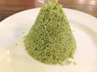 Nasi hijau dengan pemakaian daun suji memiliki bentuk kerucut. Rasa nasinya sedikit gurih mirip nasi uduk. Meski tak terlalu istimewa, nasi tetap cocok disuap bersama sate maranggi.