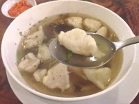 Tekwan Palembang terasa kenyal lembut dengan rasa ikan yang kuat. Berpadu enak dengan kerenyahan bengkuang, kelembutan jamur kuping dan aroma wangi sedap malam. Rasa kuah beraroma ebi ini lumayan gurih ringan dengan sentakan merica.