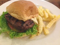 Burger Blinkers diberi pendamping kentang goreng yang ditaburi garam. Layaknya burger klasik, sajian ini berisi patty daging juicy, keju lembaran, acar timur, tomat segar, daun selada dan bawang bombay. Mayonnaise jadi saus pelengkap burger.