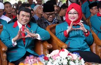 Rhoma tiba di lokasi sekitar pukul 10.00 WIB. Dia mengenakan jas kebesaran Partai Idaman berwarna hijau tosca, dipadu celana panjang warna hitam dan dasi warna merah. Pool/Lamhot Aritonang/detikFoto.