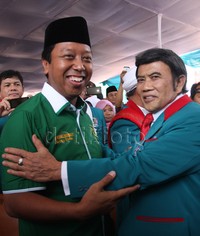 Ketua DPP PPP Romahurmuzy tampak disambut langsung oleh Rhoma Irama. Ketum PPP hasil muktamar Surabaya Romahurmuziy menyambut baik kehadiran Partai Idaman yang dimotori Rhoma Irama. Pool/Lamhot Aritonang/detikFoto.     