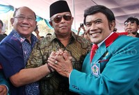 Rhoma Irama berjabat tangan dengan Ketua DPD Demokrat Jakarta Nachrowi Ramli dan mantan Panglima TNI Djoko Santoso. Pool/Lamhot Aritonang/detikFoto.