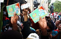 Warga berdesakan karena ingin melihat Rhoma Irama bernyayi bersama Soneta. Pool/Lamhot Aritonang/detikcom.     