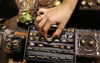 Seseorang sedang memilih perhiasan Produk Tulola Jewelry saat pameran. Pool/Lamhot Aritonang/detikFoto.