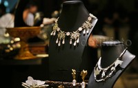 Untuk menyaksikan keindahan koleksi terbaru Tulola Jewelry ‘Perempuan Dalam Bumi Manusia’ di Galeri Indonesia Kaya, Grand Indonesia dari Tanggal 14-18 Oktober 2015. Pool/Lamhot Aritonang/detikFoto.