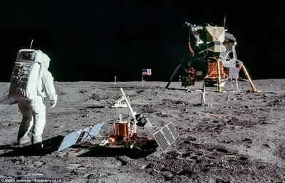 Potret Bersejarah Para Astronaut Injak Permukaan Bulan