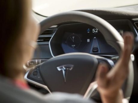 Kini Mobil Tesla Model S Terbaru Sudah Dilengkapi Teknologi Autopilot