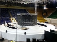H-2 gelaran konsernya, panggung berdiameter 17 meter berwarna putih itu sudah terpasang.