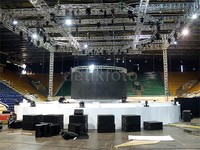 Rangka baja di sekelilingnya tempat menggantungkan speaker juga sudah berdiri.