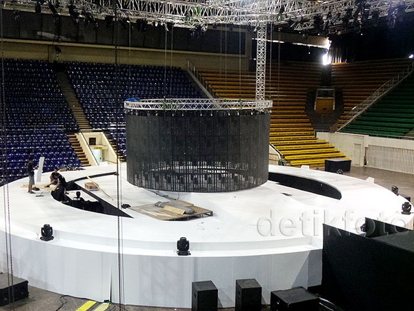Persiapan Panggung 360 Derajat di Konser Glenn Fredly