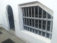 Ukuran penjara tidak terlalu besar, tingginya sekitar 1,7 meter dan lebarnya 3 meter. Dalam satu ruangan bisa dipenuhi 40 hingga 50 tahanan (Kurnia/detikTravel)