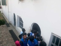 Wisatawan yang penasaran bisa masuk ke dalam penjara. Di dalamnya terasa pengap dan bau tak sedap sedikit menguar. Bola-bola baja yang dulu digunakan juga masih diletakkan di sini (Kurnia/detikTravel)