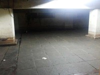 Untuk penjara bawah tanah wanita, letaknya terpisah dengan penjara pria. Panjang dan lebarnya 6x9 meter dengan tinggi 1 meter. Tempatnya juga sama-sama mengenaskan karena mirip lorong sempit yang gelap gulita, dengan jendela yang jarang dibuka (Kurnia/detikTravel)