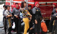 Para Karyawan ataupun pengunjung berhamburan keluar dari Sarinah, Jl MH Thamrin, Jakarta Pusat, Kamis (15/10/2015). Pool/Alfathir Yulianda/detikcom.