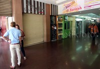 Seluruh toko di lantai paling dasar sudah ditutup. Walau telah berhasil dipadamkan, namun seluruh karyawan yang berkantor di gedung tersebut diliburkan. Pool/Alfathir Yulianda/detikcom.     