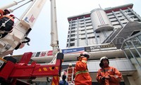 Petugas damkar pun tengah bersiap-siap. Sebuah mobil damkar dengan Bronto Skyliftnya juga sudah siaga di area parkiran Sarinah. Pool/Alfathir Yulianda/detikcom.