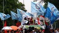 Ribuan buruh menggelar aksi unjuk rasa di seberang Istana Negara, Jalan Medan Merdeka Utara, Jakarta Pusat, Kamis (15/10/2015).