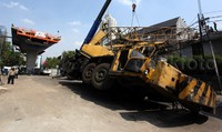     Crane ini ambruk sekitar pukul 01.30 WIB.