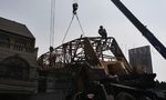 Crane Timpa Rumah Pensiunan Jenderal Polisi