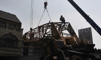     Lengan crane yang panjang menimpa rumah berlantai dua milik Irjen Pol (Purn) Roni Lihawa.
