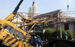 Crane Timpa Rumah Pensiunan Jenderal Polisi