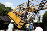 Crane Timpa Rumah Pensiunan Jenderal Polisi