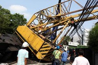     Badan crane terangkat ke atas.