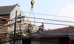 Crane Timpa Rumah Pensiunan Jenderal Polisi