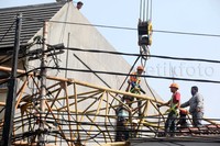 Petugas berusaha mengevakuasi crane.