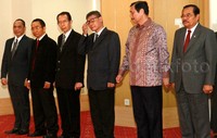 (Kiri ke kanan) Plt Wakil Ketua KPK Indriyanto Seno Adji, Plt Wakil Ketua KPK Adnan Pandu Praja, Plt Wakil Ketua KPK Zulkarnain, Plt Wakil Ketua KPK Johan Budi, Menko Polhukam Luhut Panjaitan, dan Jaksa Agung Prasetyo hadir dalam acara tersebut. Pool/Lamhot Aritonang/detikFoto.
