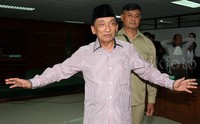 Seharusnya sidang hari ini mengagendakan pembacaan putusan terhadap Fuad Amin yang dituntut 15 tahun penjara dan denda Rp 3 miliar subsidair 11 bulan kurungan. Lamhot Aritonang/detikFoto.